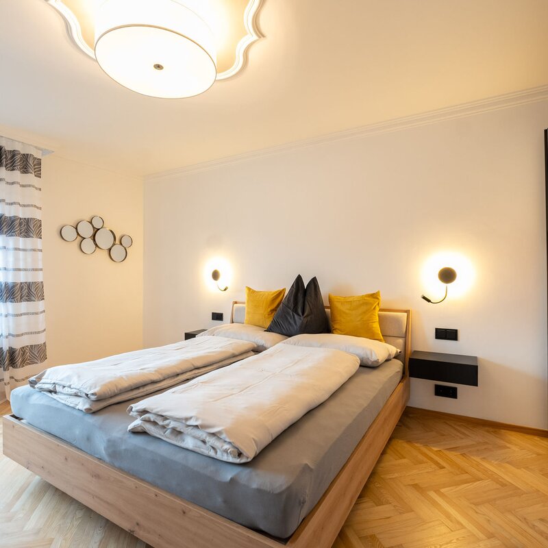 Sehr großer Raum mit Doppelbett, Kleiderschrank, Sideboard, Liege. | © kaserer