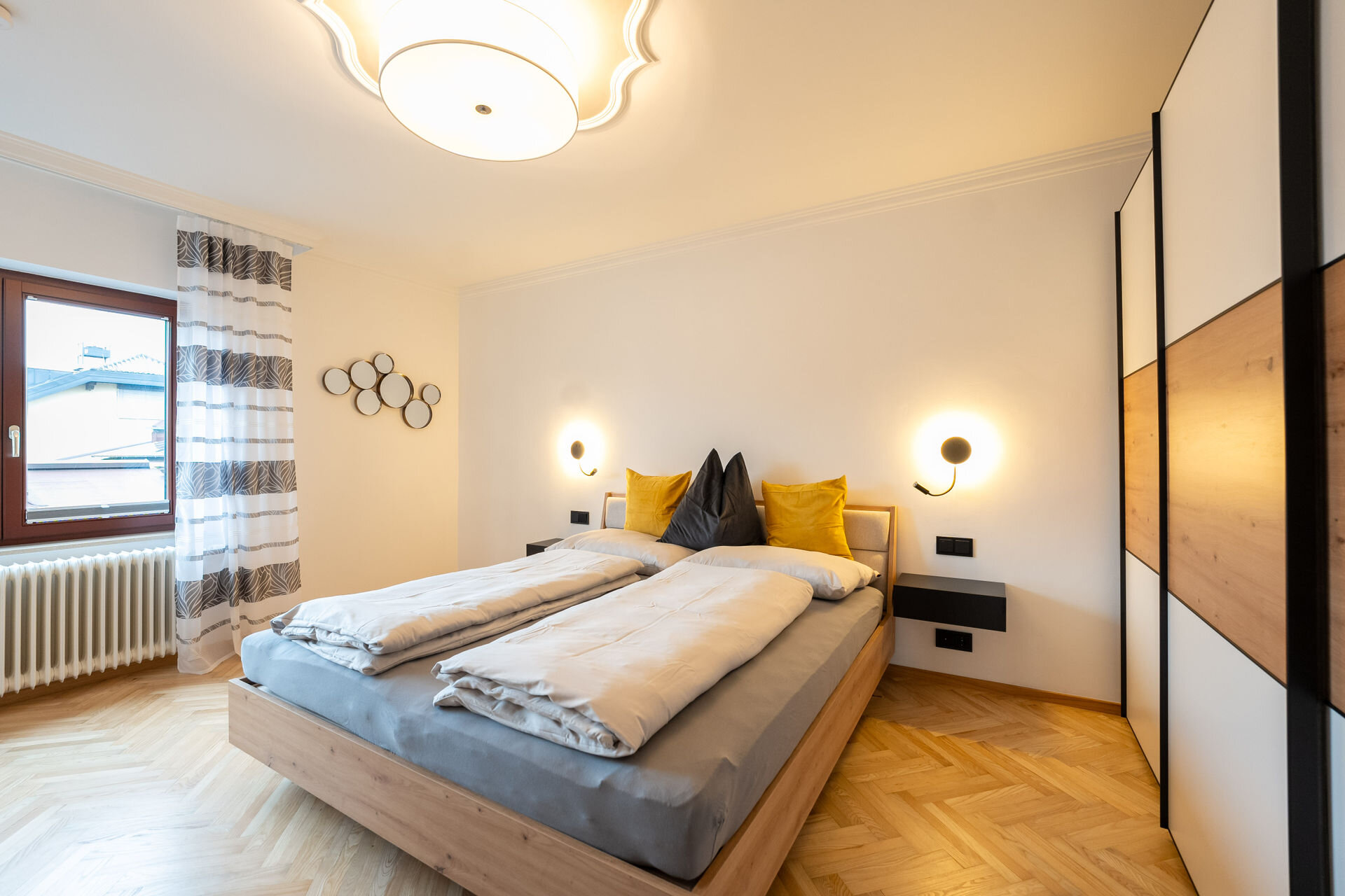 Sehr großer Raum mit Doppelbett, Kleiderschrank, Sideboard, Liege. | © kaserer