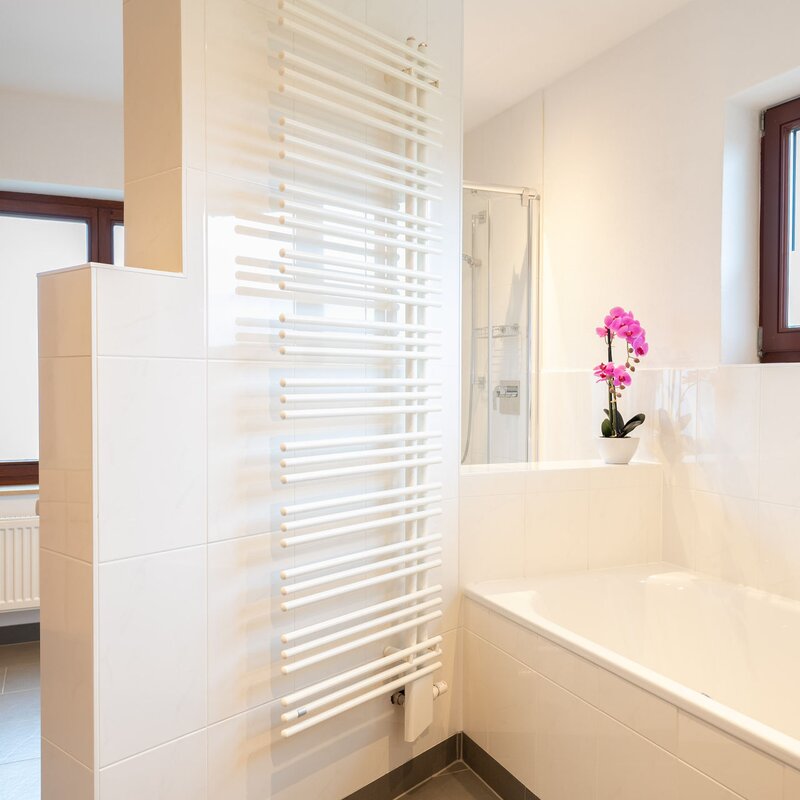 Badewanne und Infrarotkabine | © kaserer