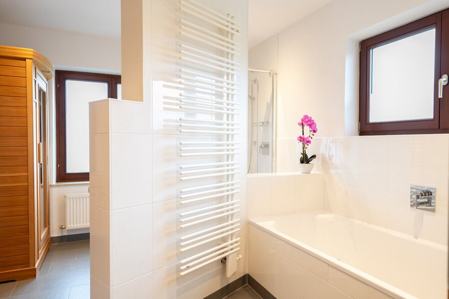 Badewanne und Infrarotkabine | © kaserer