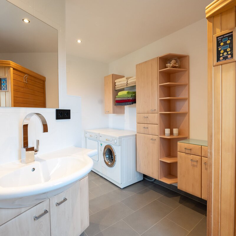 Infrarotkabine und Waschmaschine mit Trockner, Schrank | © kaserer