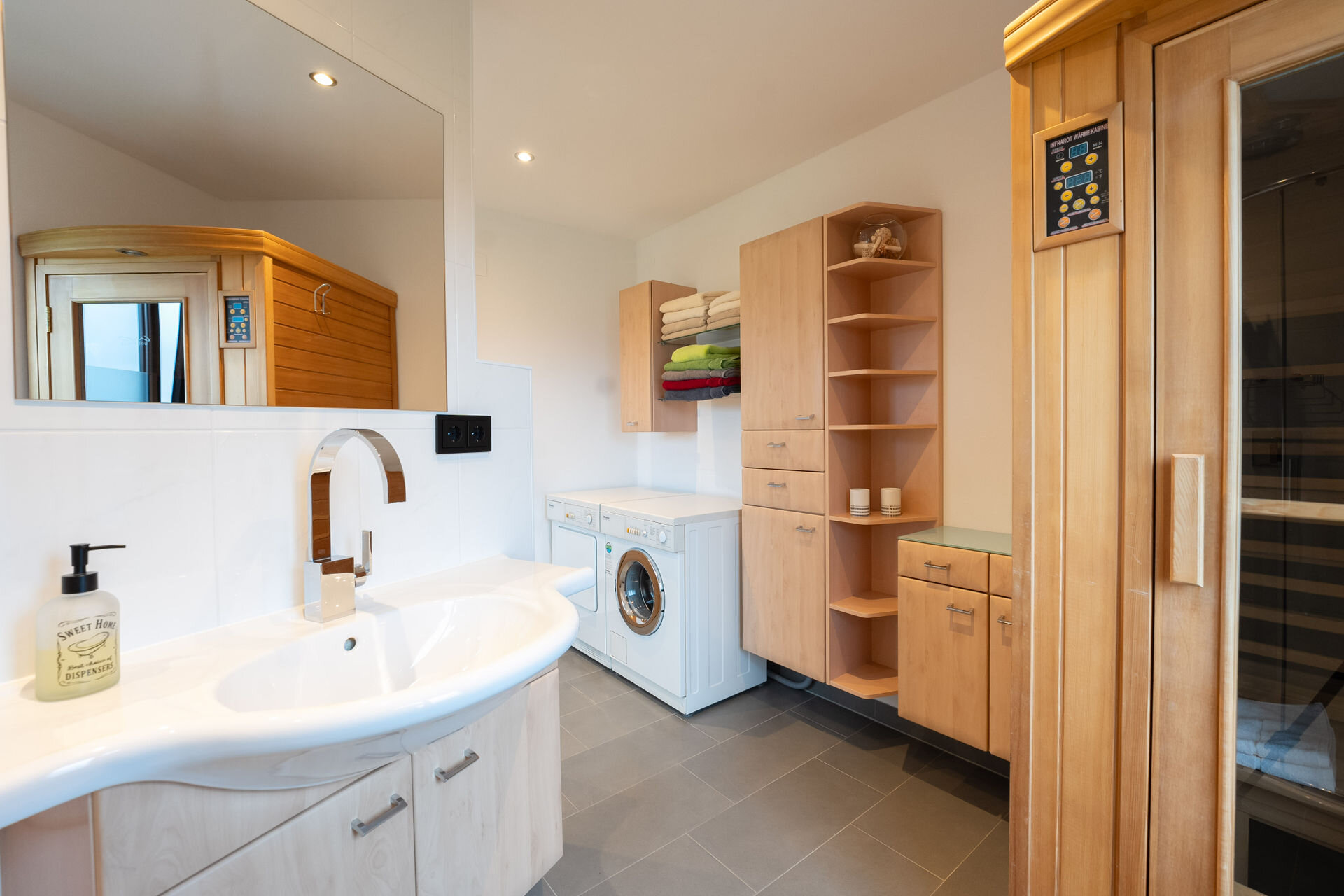 Infrarotkabine und Waschmaschine mit Trockner, Schrank | © kaserer