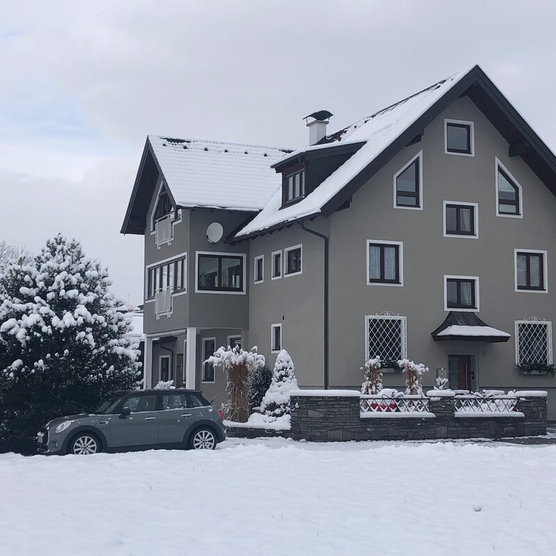 Parkplätze vorm Haus, kleine E-Ladestation vorhanden | © kaserer