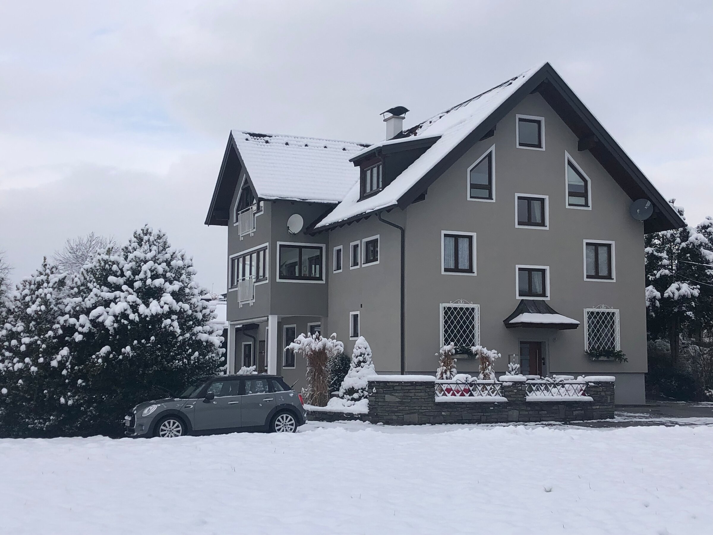 Parkplätze vorm Haus, kleine E-Ladestation vorhanden | © kaserer