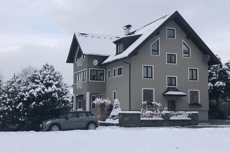 Parkplätze vorm Haus, kleine E-Ladestation vorhanden | © kaserer