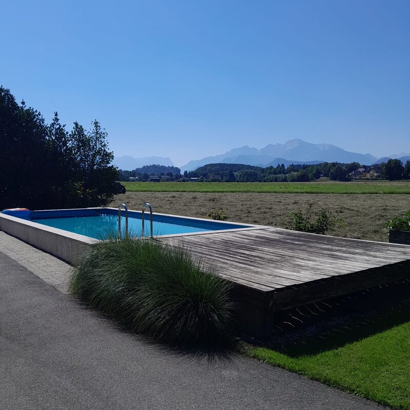 Sonnenliegen und Schirm sind vorhanden | © kaserer