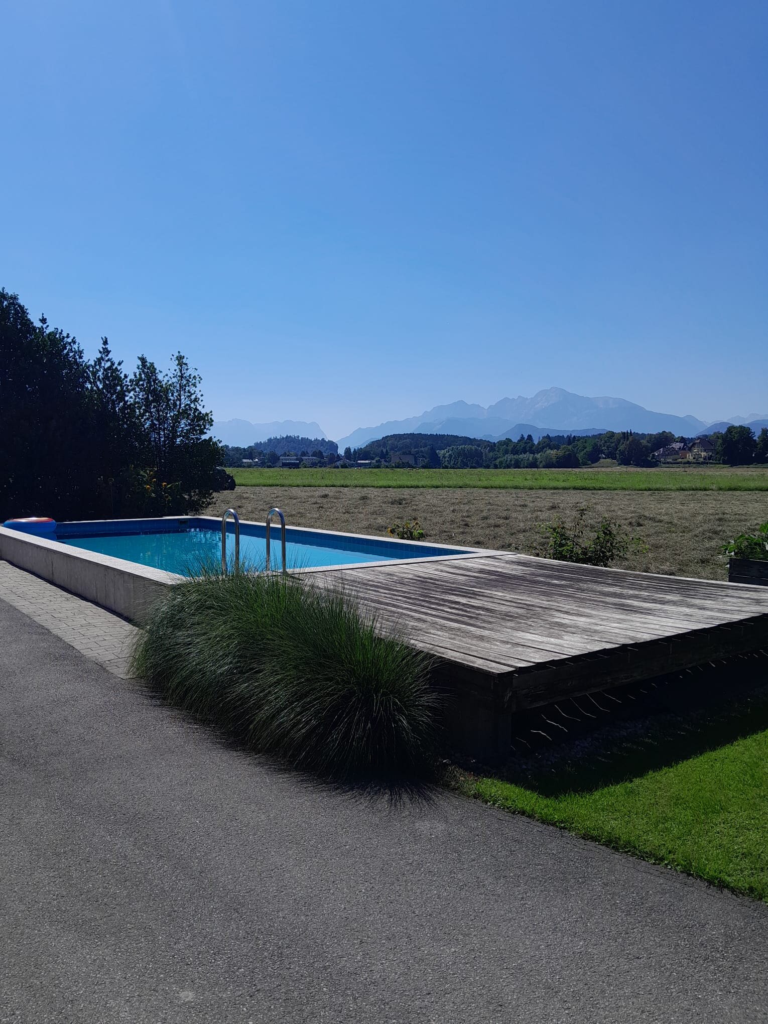 Sonnenliegen und Schirm sind vorhanden | © kaserer