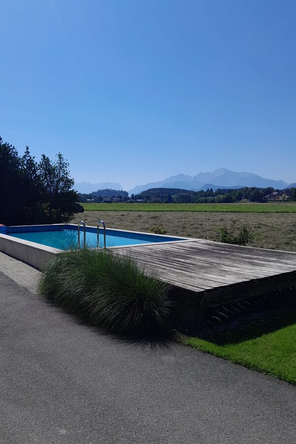 Sonnenliegen und Schirm sind vorhanden | © kaserer