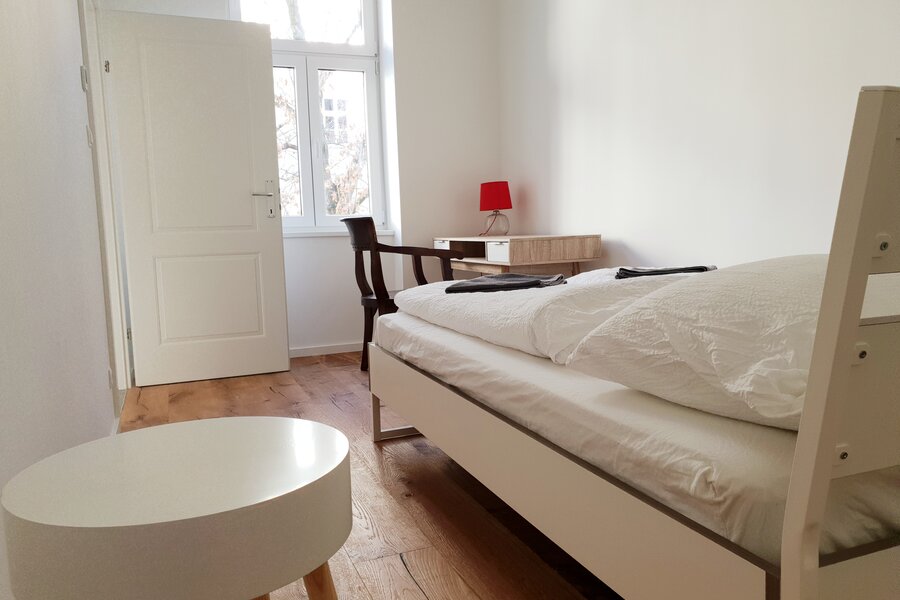 Schlafzimnmer 1 mit Schreibtisch