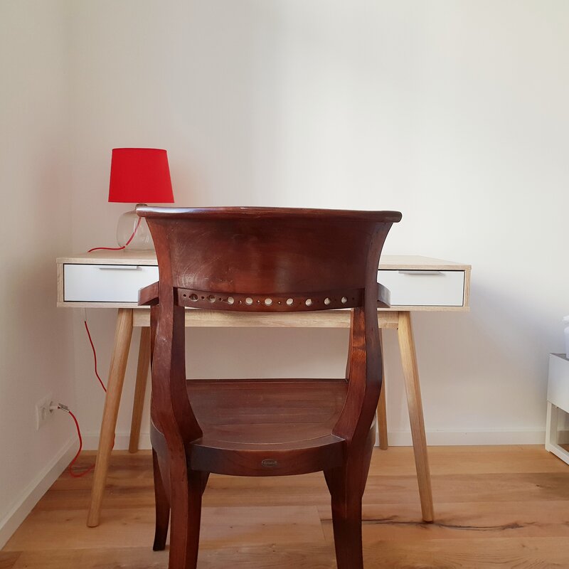 Schlafzimmer 1 mit Arbeitsplatz mit Fenster zum begrüntem Innenhof