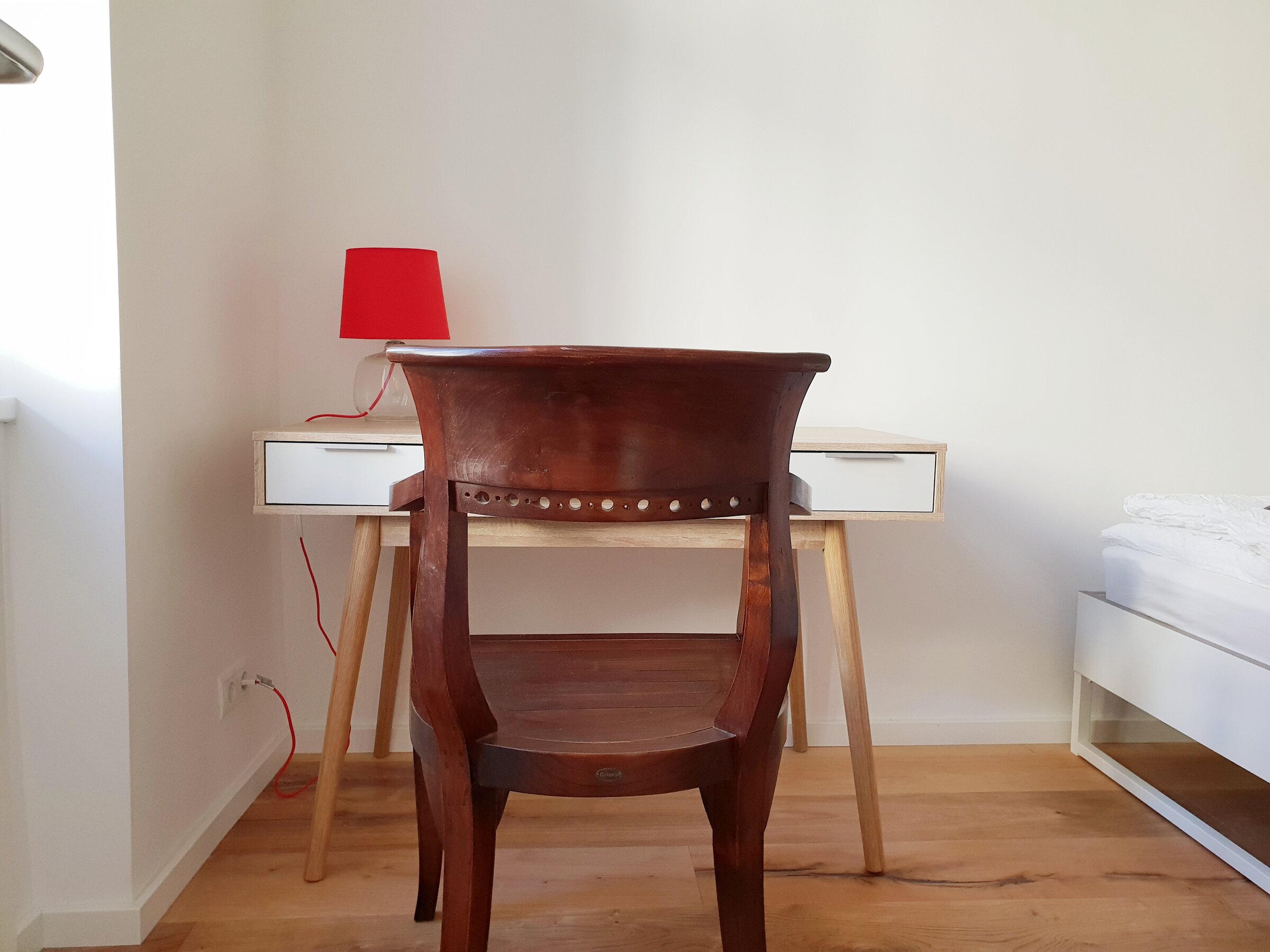 Schlafzimmer 1 mit Arbeitsplatz mit Fenster zum begrüntem Innenhof