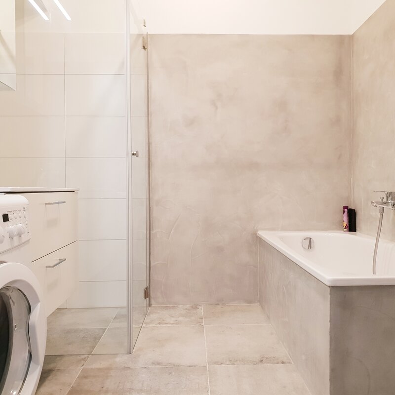 Badezimmer mit Dusche und Badewanne