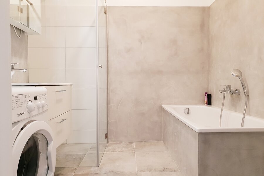 Badezimmer mit Dusche und Badewanne