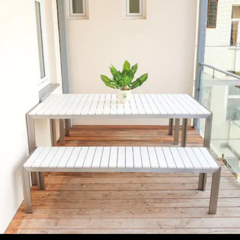 Große Terrasse zum ruhigen Innenhof