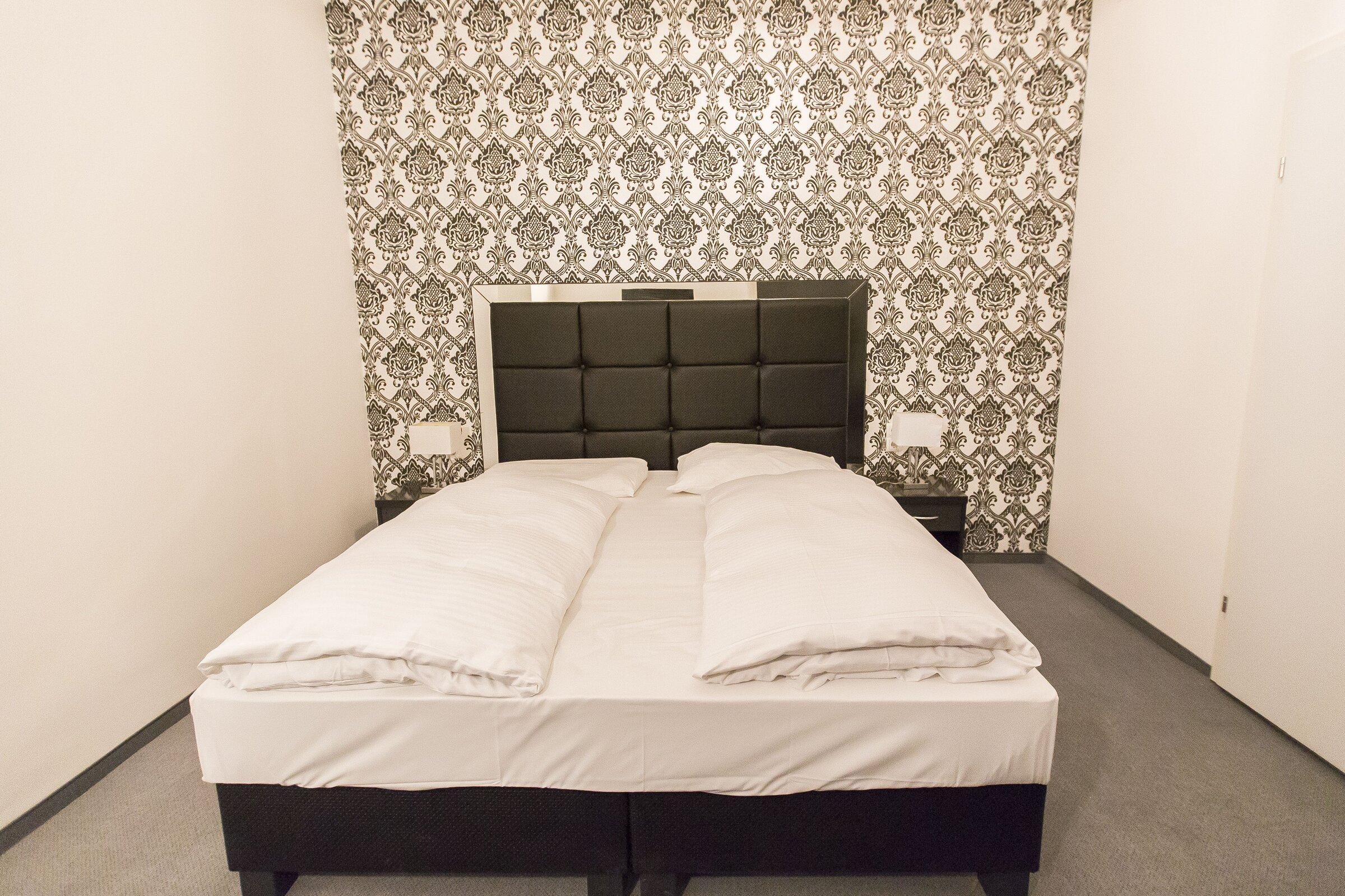 Neat double bed with white linen – 2-room apartment, short-term rental & temporary housing for 1 to 6 months in Vienna