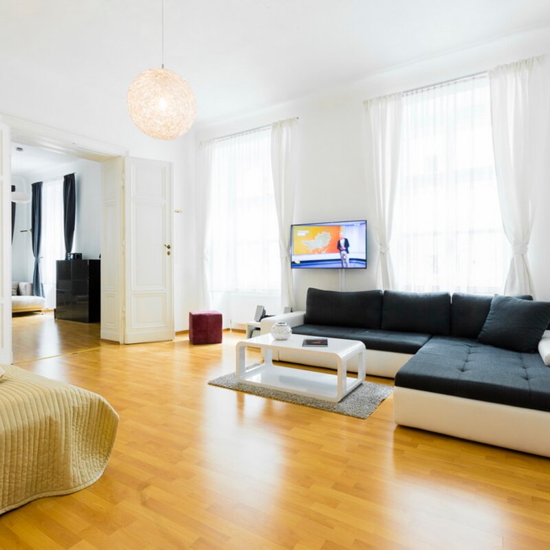 Bright living room with sofa & TV – 4-room apartment, short-term rental Vienna, temporary housing for 1 to 6 months