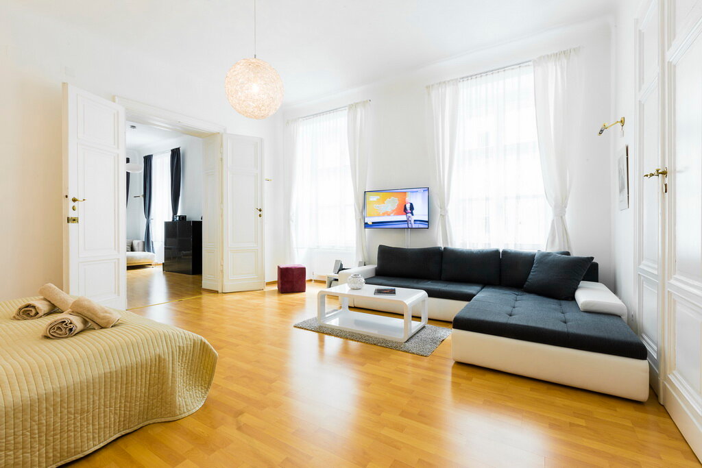 Bright living room with sofa & TV – 4-room apartment, short-term rental Vienna, temporary housing for 1 to 6 months