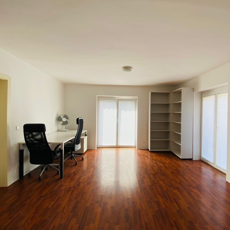 Heller Arbeitsbereich mit Parkettboden – 2-Zimmer Wohnung, Kurzzeitmiete & Wohnen auf Zeit für 1 bis 6 Monate in Innsbruck