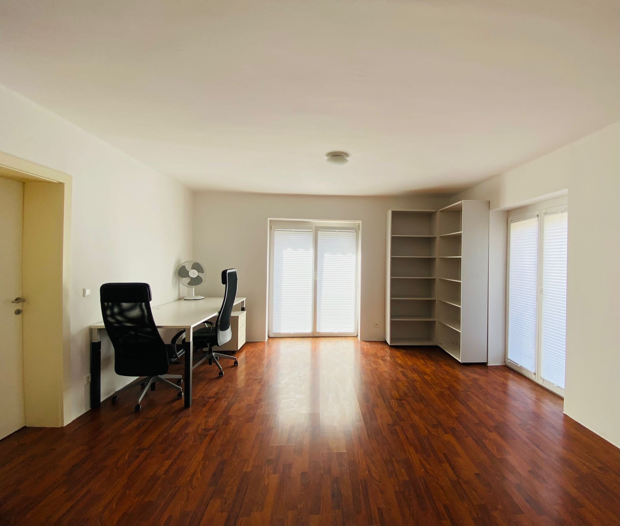Heller Arbeitsbereich mit Parkettboden – 2-Zimmer Wohnung, Kurzzeitmiete & Wohnen auf Zeit für 1 bis 6 Monate in Innsbruck