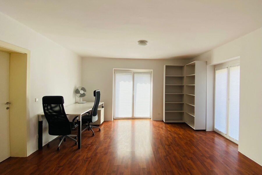 Heller Arbeitsbereich mit Parkettboden – 2-Zimmer Wohnung, Kurzzeitmiete & Wohnen auf Zeit für 1 bis 6 Monate in Innsbruck