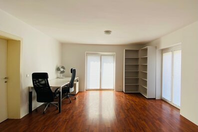 Heller Arbeitsbereich mit Parkettboden – 2-Zimmer Wohnung, Kurzzeitmiete & Wohnen auf Zeit für 1 bis 6 Monate in Innsbruck