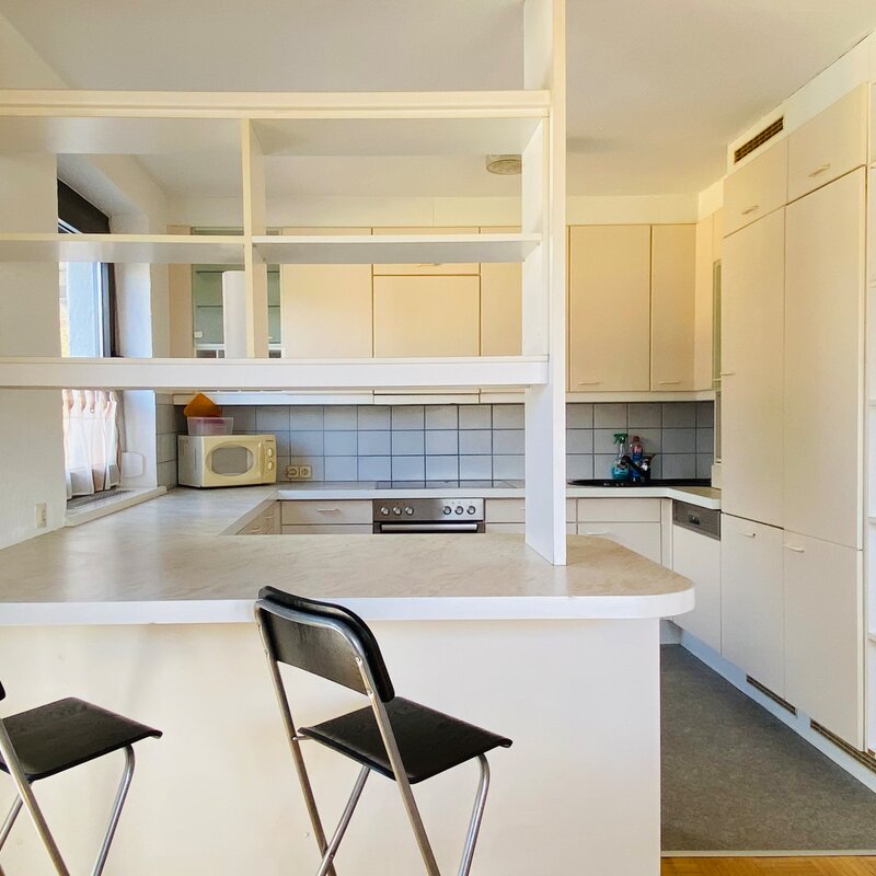 Helle Küche mit Theke & Barhockern – 3-Zimmer-Wohnung zur Kurzzeitmiete & Wohnen auf Zeit für 1 bis 6 Monate in Innsbruck