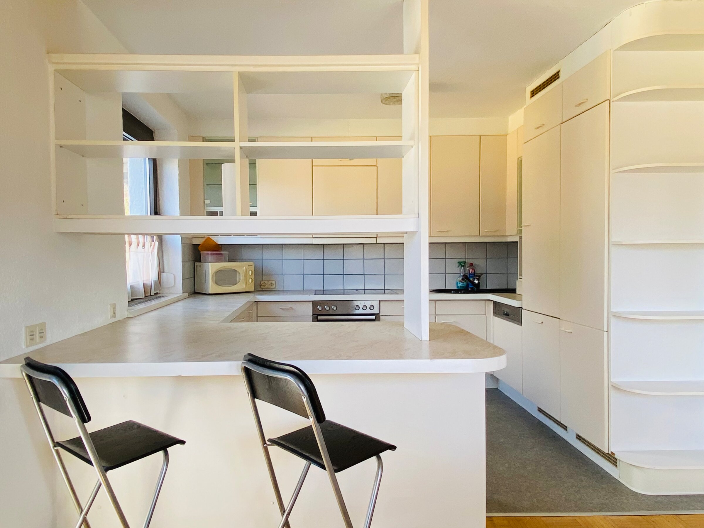 Helle Küche mit Theke & Barhockern – 3-Zimmer-Wohnung zur Kurzzeitmiete & Wohnen auf Zeit für 1 bis 6 Monate in Innsbruck