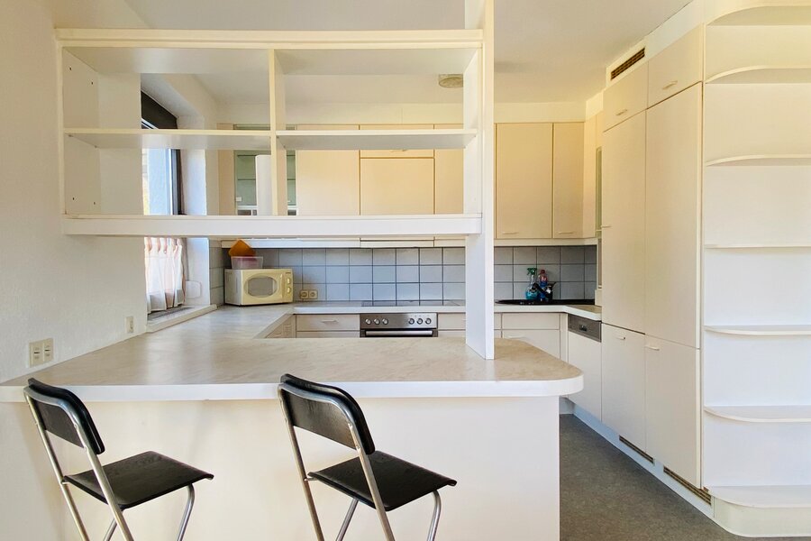 Helle Küche mit Theke & Barhockern – 3-Zimmer-Wohnung zur Kurzzeitmiete & Wohnen auf Zeit für 1 bis 6 Monate in Innsbruck