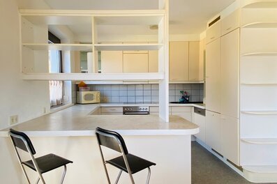 Helle Küche mit Theke & Barhockern – 3-Zimmer-Wohnung zur Kurzzeitmiete & Wohnen auf Zeit für 1 bis 6 Monate in Innsbruck