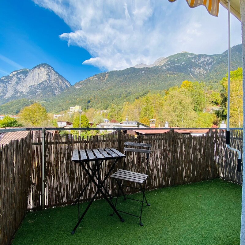 Balkon mit Bergpanorama: 1-Zimmer Apartment zur Kurzzeitmiete & Wohnen auf Zeit für 1 bis 6 Monate in Innsbruck