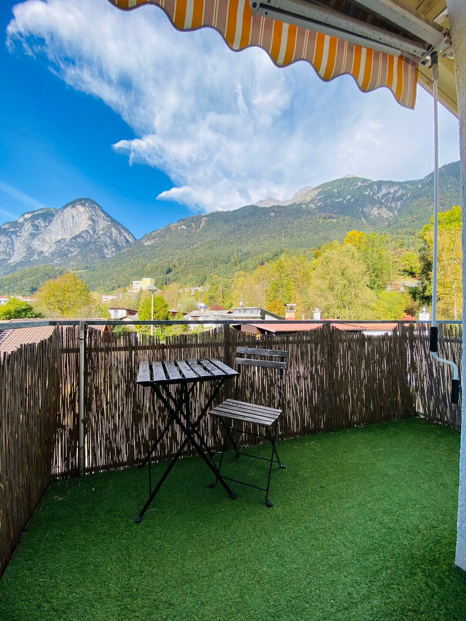 Balkon mit Bergpanorama: 1-Zimmer Apartment zur Kurzzeitmiete & Wohnen auf Zeit für 1 bis 6 Monate in Innsbruck