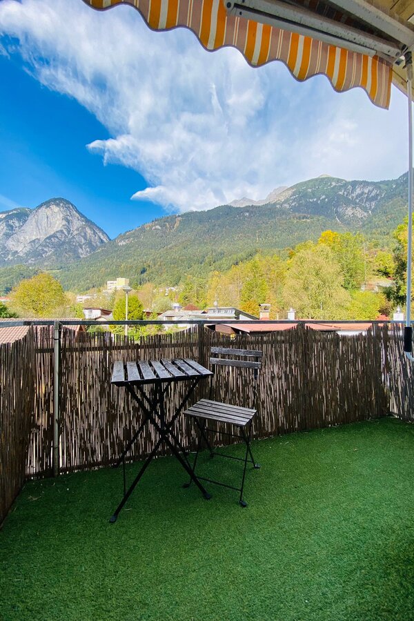 Balkon mit Bergpanorama: 1-Zimmer Apartment zur Kurzzeitmiete & Wohnen auf Zeit für 1 bis 6 Monate in Innsbruck