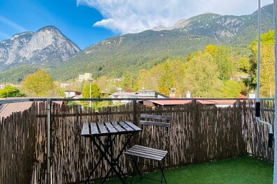 Balkon mit Bergpanorama: 1-Zimmer Apartment zur Kurzzeitmiete & Wohnen auf Zeit für 1 bis 6 Monate in Innsbruck