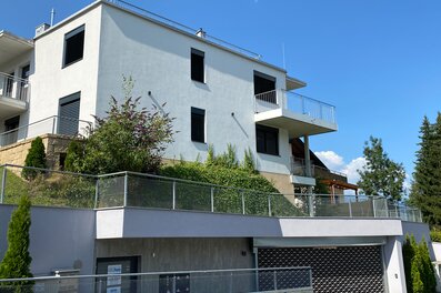 Modernes Mehrfamilienhaus mit Balkon – 4-Zimmer-Wohnung zur Kurzzeitmiete, Wohnen auf Zeit für 1 bis 6 Monate in Innsbruck