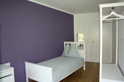 Möbliertes Einzelzimmer mit Bett und Schrank – 4-Zimmer-Wohnung, Kurzzeitmiete Innsbruck, Wohnen auf Zeit für 1 bis 6 Monate