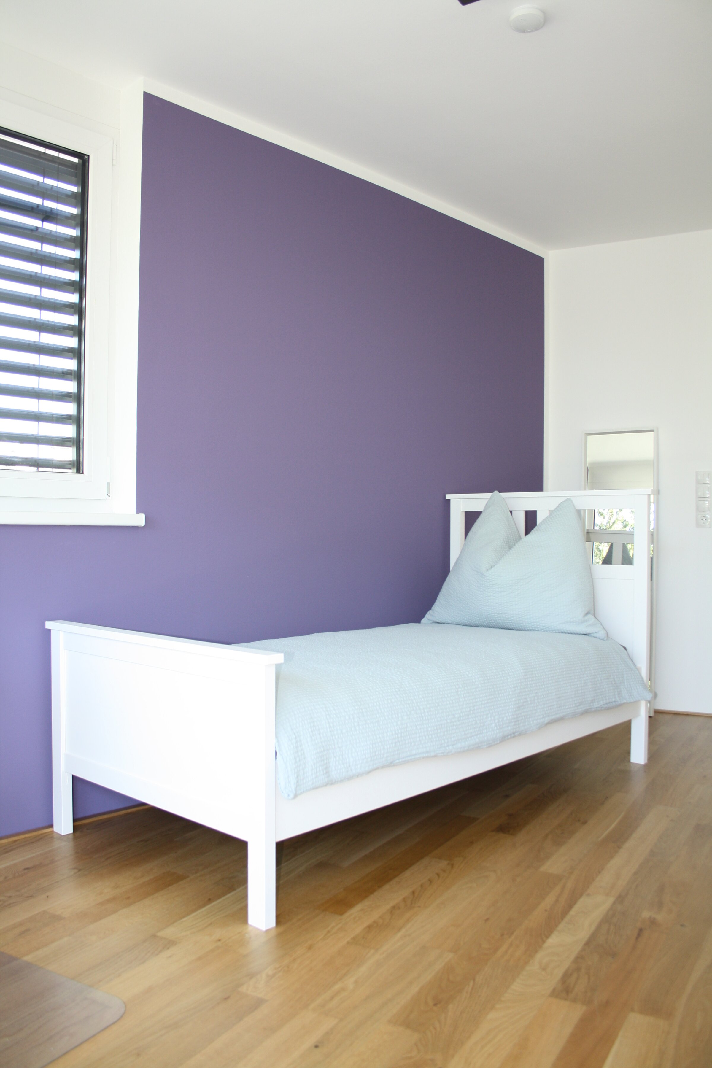 Helles Einzelzimmer mit Holzboden & Akzentwand – 4-Zimmer-Wohnung zur Kurzzeitmiete, Wohnen auf Zeit 1–6 Monate, Innsbruck