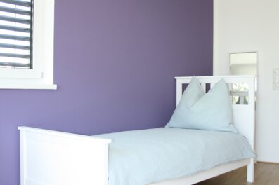 Helles Einzelzimmer mit Holzboden & Akzentwand – 4-Zimmer-Wohnung zur Kurzzeitmiete, Wohnen auf Zeit 1–6 Monate, Innsbruck