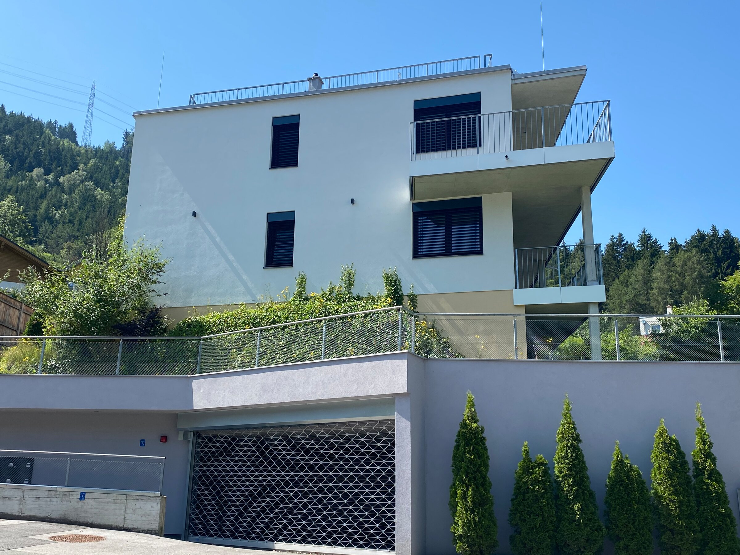 Modern multi-family building with balcony & garage – 4-room apartment for short-term rental & temporary housing for 1 to 6 months in Innsbruck