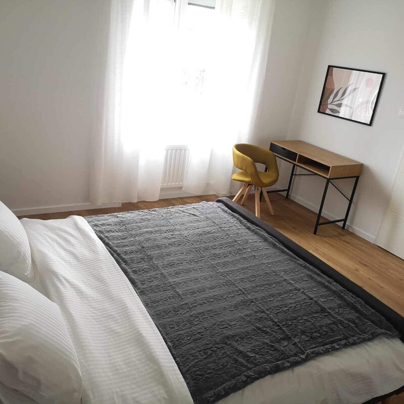 Großes und sonniges Wohnzimmer 