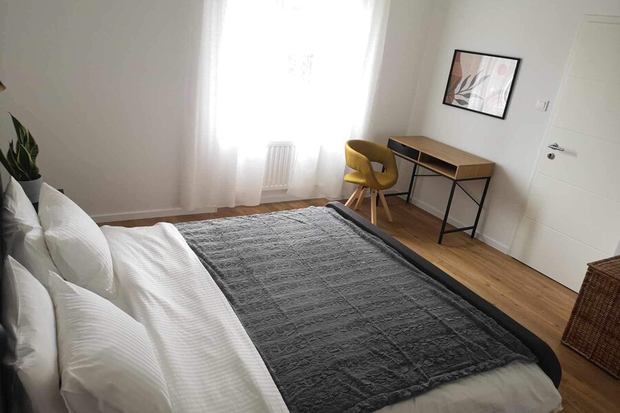 Großes und sonniges Wohnzimmer 