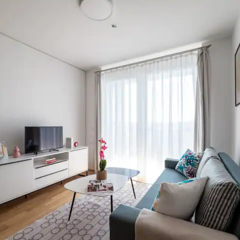 Wohnzimmer mit ausziehbarer Couch