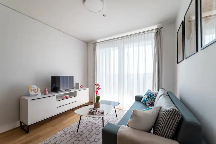 Wohnzimmer mit ausziehbarer Couch