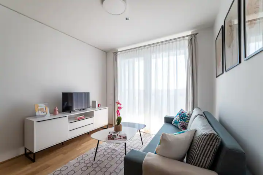 Wohnzimmer mit ausziehbarer Couch