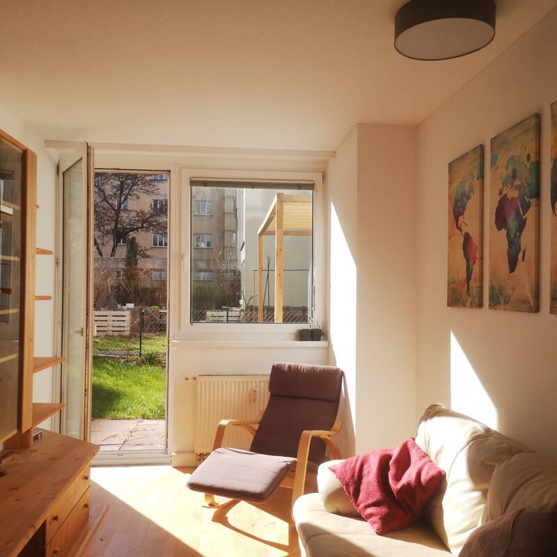 Helles Wohnzimmer mit Gartenausgang – 3-Zimmer Wohnung, Kurzzeitmiete & Wohnen auf Zeit für 1 bis 6 Monate in Wien