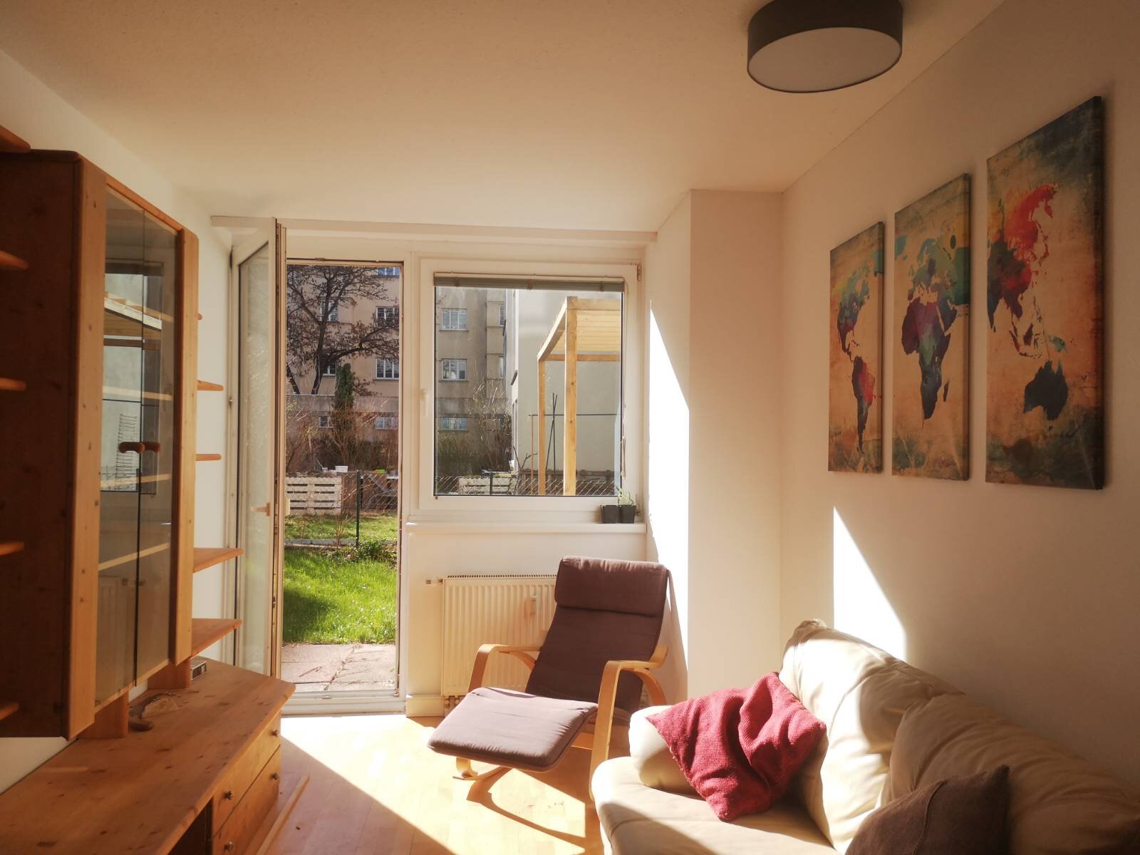Helles Wohnzimmer mit Gartenausgang – 3-Zimmer Wohnung, Kurzzeitmiete & Wohnen auf Zeit für 1 bis 6 Monate in Wien