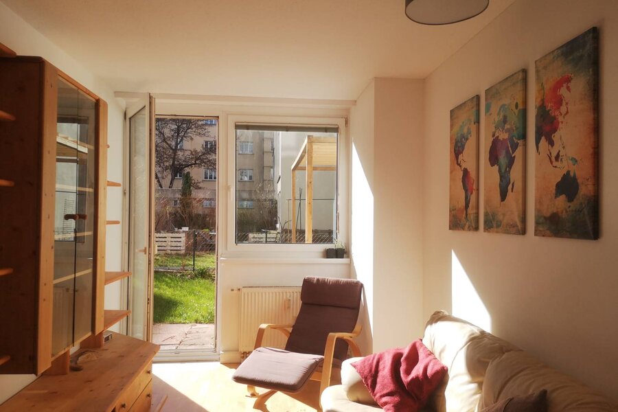Helles Wohnzimmer mit Gartenausgang – 3-Zimmer Wohnung, Kurzzeitmiete & Wohnen auf Zeit für 1 bis 6 Monate in Wien