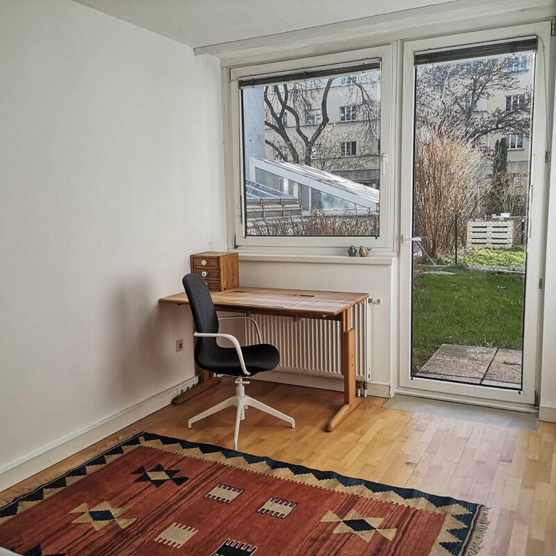 Schlafzimmer mit Blick in den Garten
