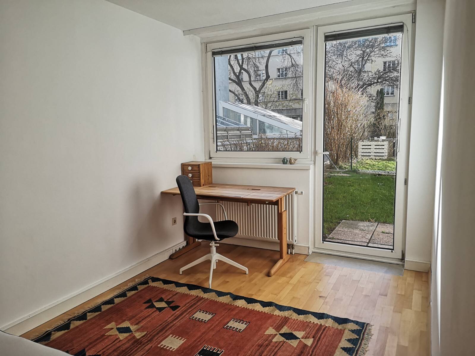 Schlafzimmer mit Blick in den Garten