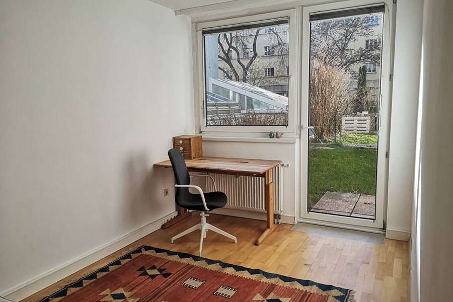 Schlafzimmer mit Blick in den Garten