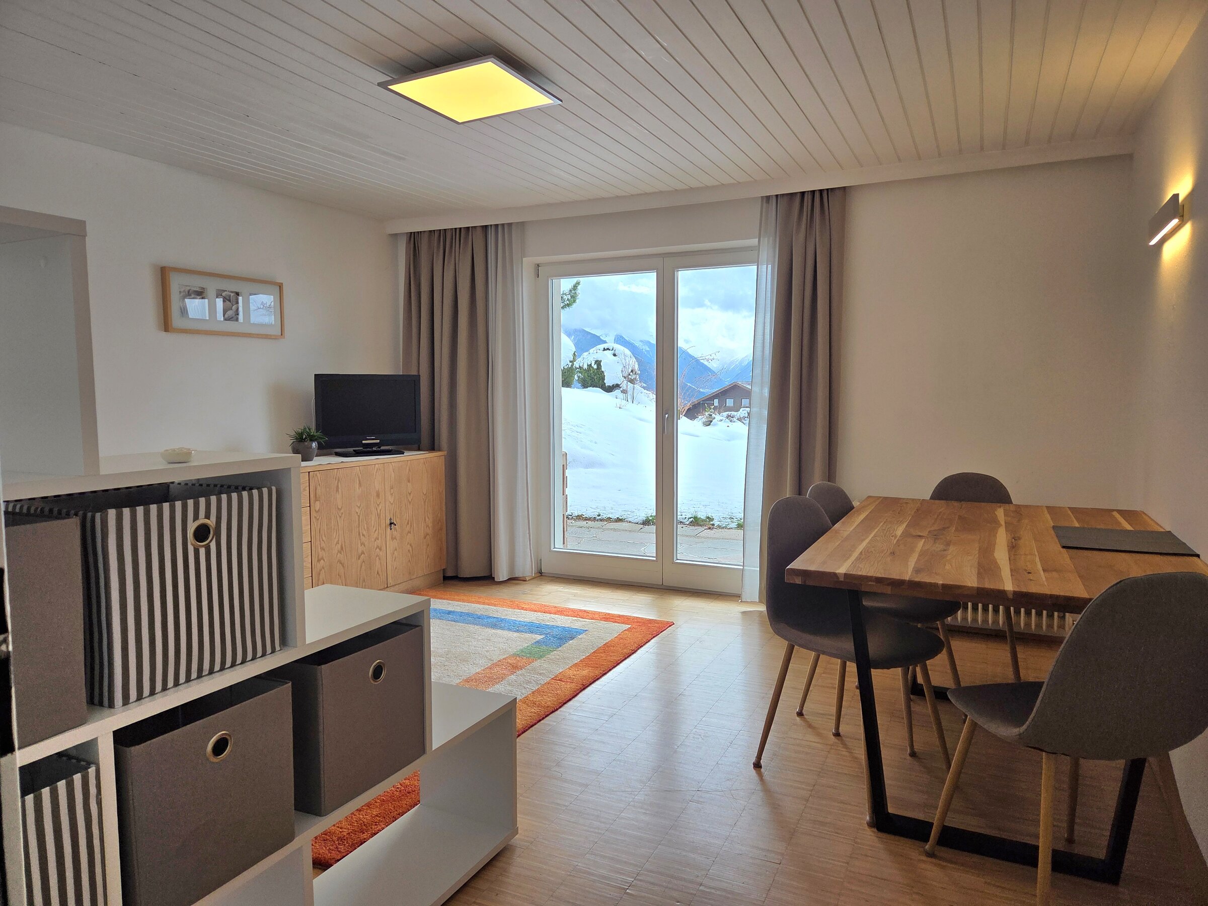 Helles Wohnzimmer mit Holztisch & Bergpanorama – 2-Zimmer Apartment, Kurzzeitmiete Patsch, Wohnen auf Zeit für 1 bis 6 Monate